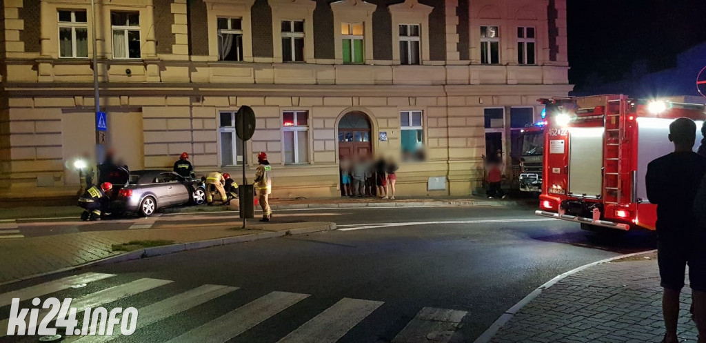 Audi wjechało wprost w kamienicę