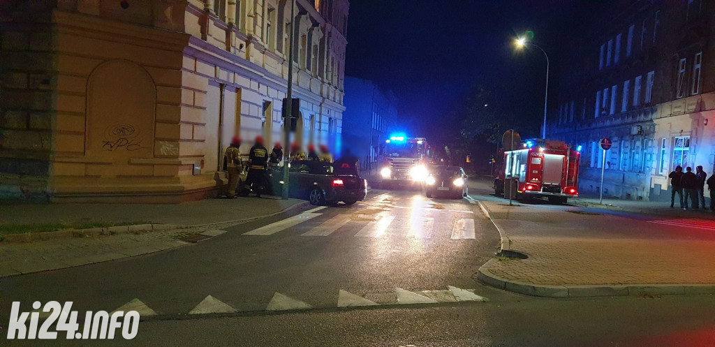 Audi wjechało wprost w kamienicę