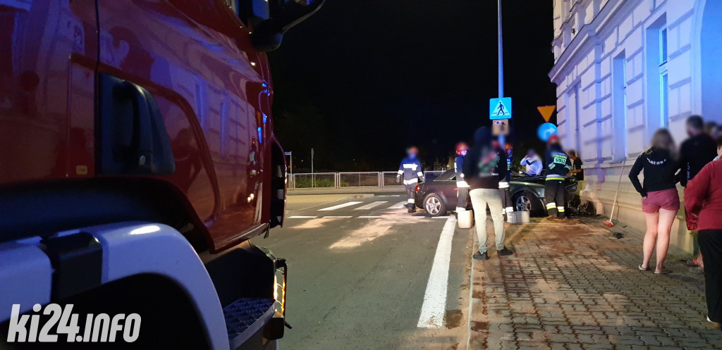 Audi wjechało wprost w kamienicę