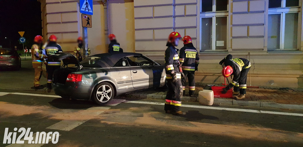Audi wjechało wprost w kamienicę