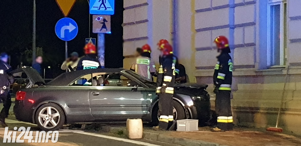 Audi wjechało wprost w kamienicę