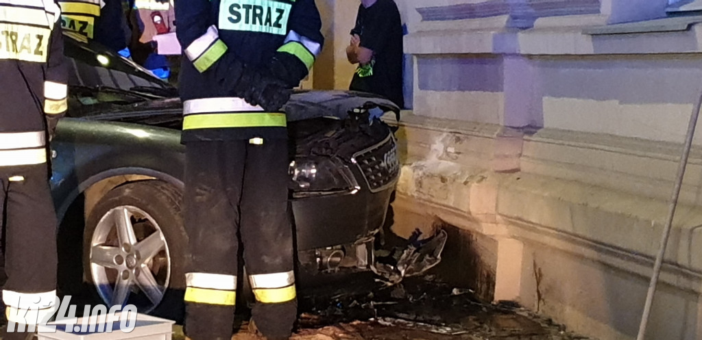 Audi wjechało wprost w kamienicę