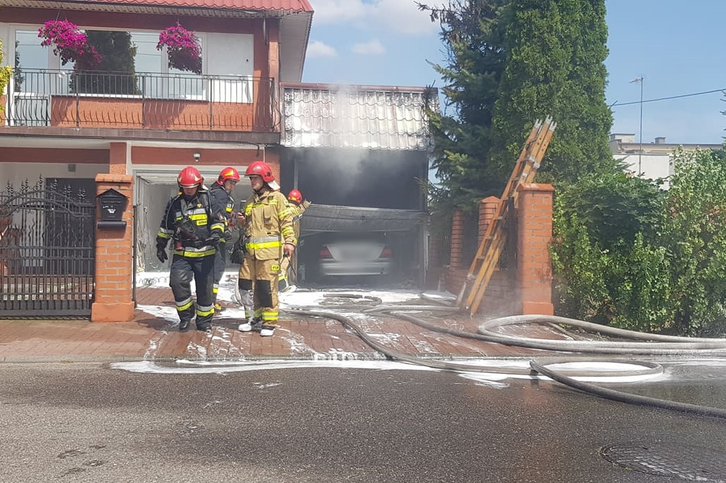 W garażu w ogniu stanął mercedes