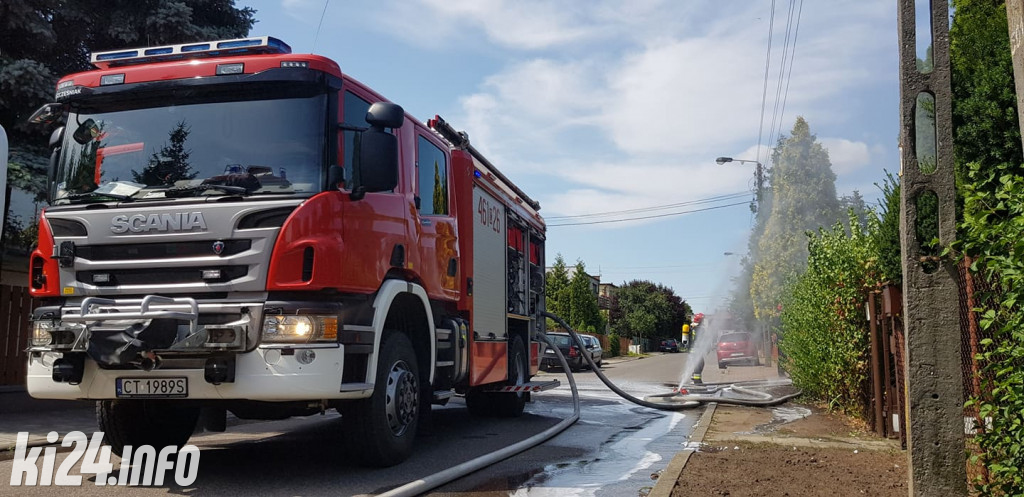 W garażu w ogniu stanął mercedes