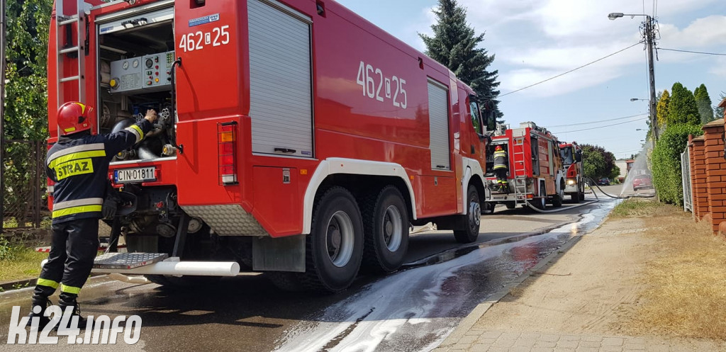 W garażu w ogniu stanął mercedes