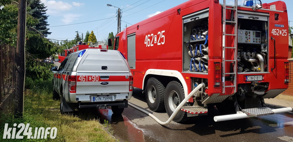 W garażu w ogniu stanął mercedes
