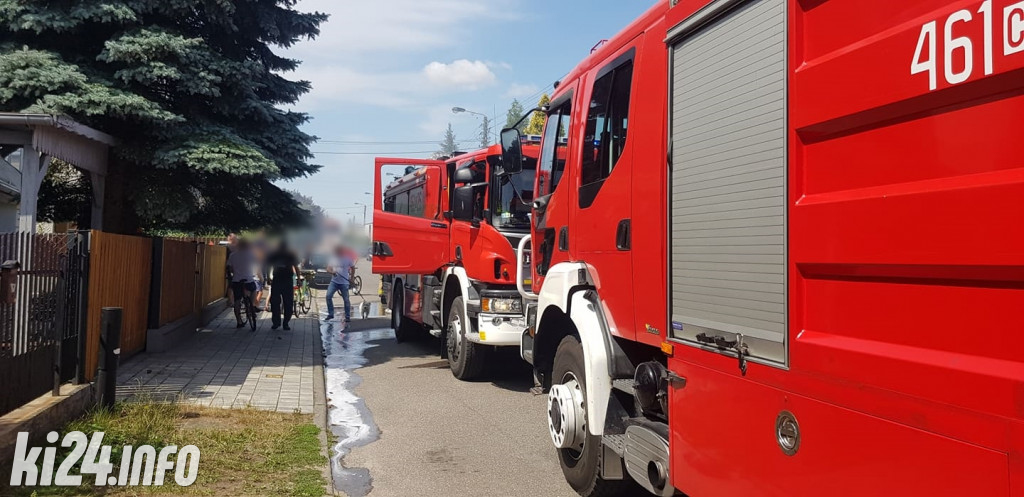 W garażu w ogniu stanął mercedes