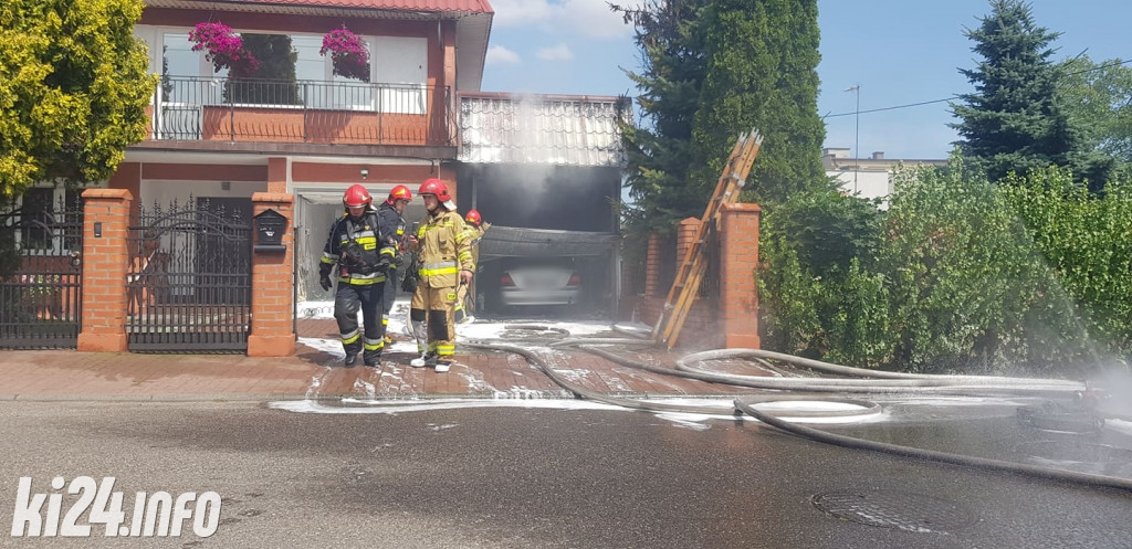 W garażu w ogniu stanął mercedes