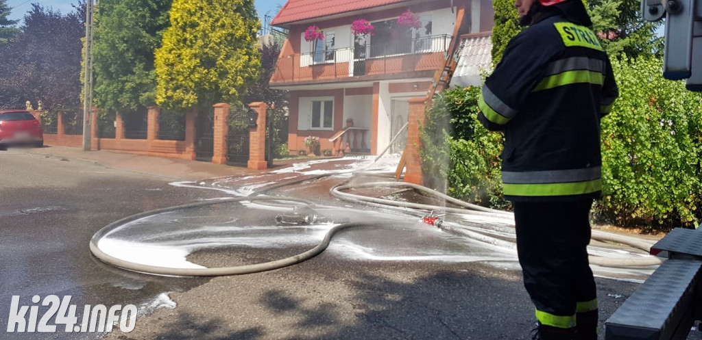 W garażu w ogniu stanął mercedes