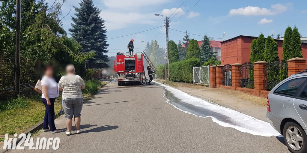 W garażu w ogniu stanął mercedes