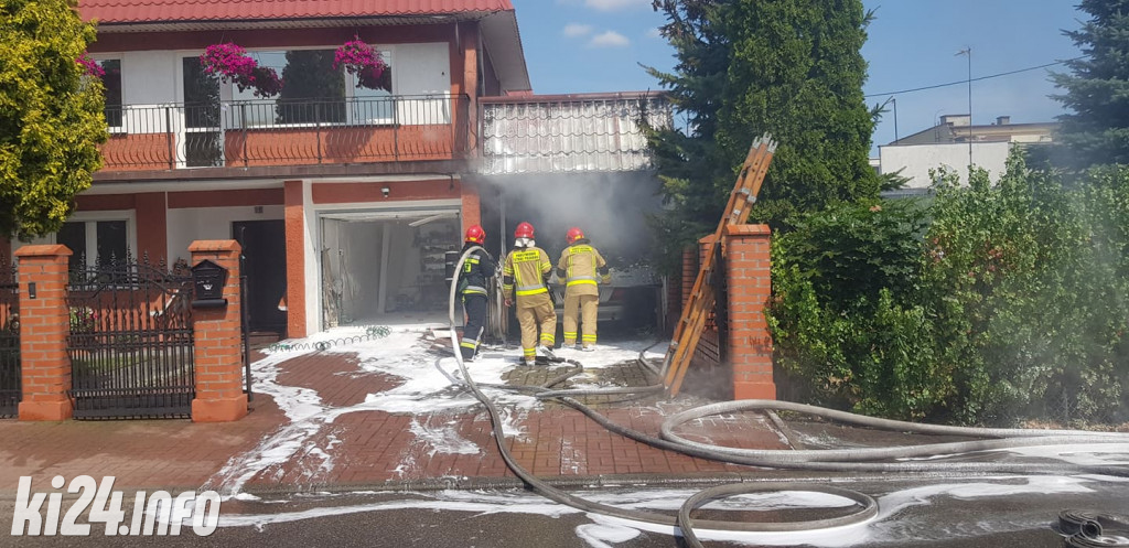 W garażu w ogniu stanął mercedes