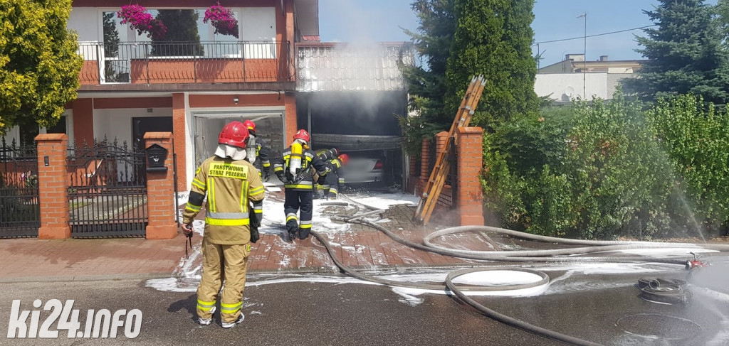 W garażu w ogniu stanął mercedes