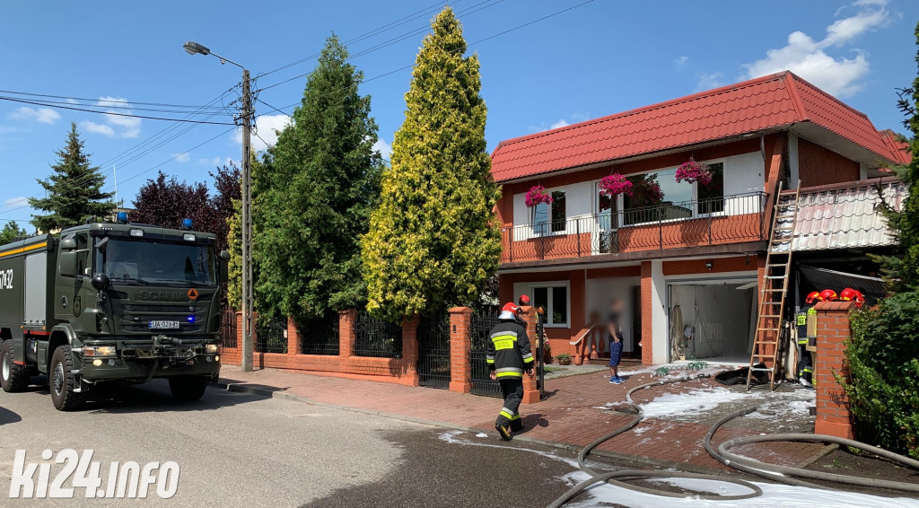 W garażu w ogniu stanął mercedes