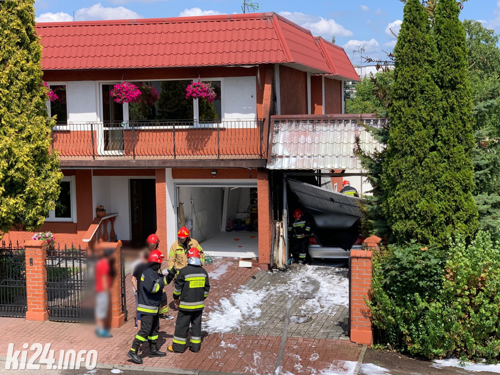 W garażu w ogniu stanął mercedes