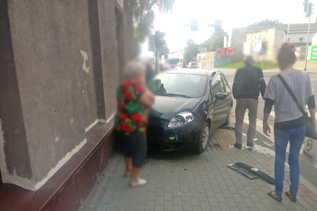 Punto wjechało w kamienicę