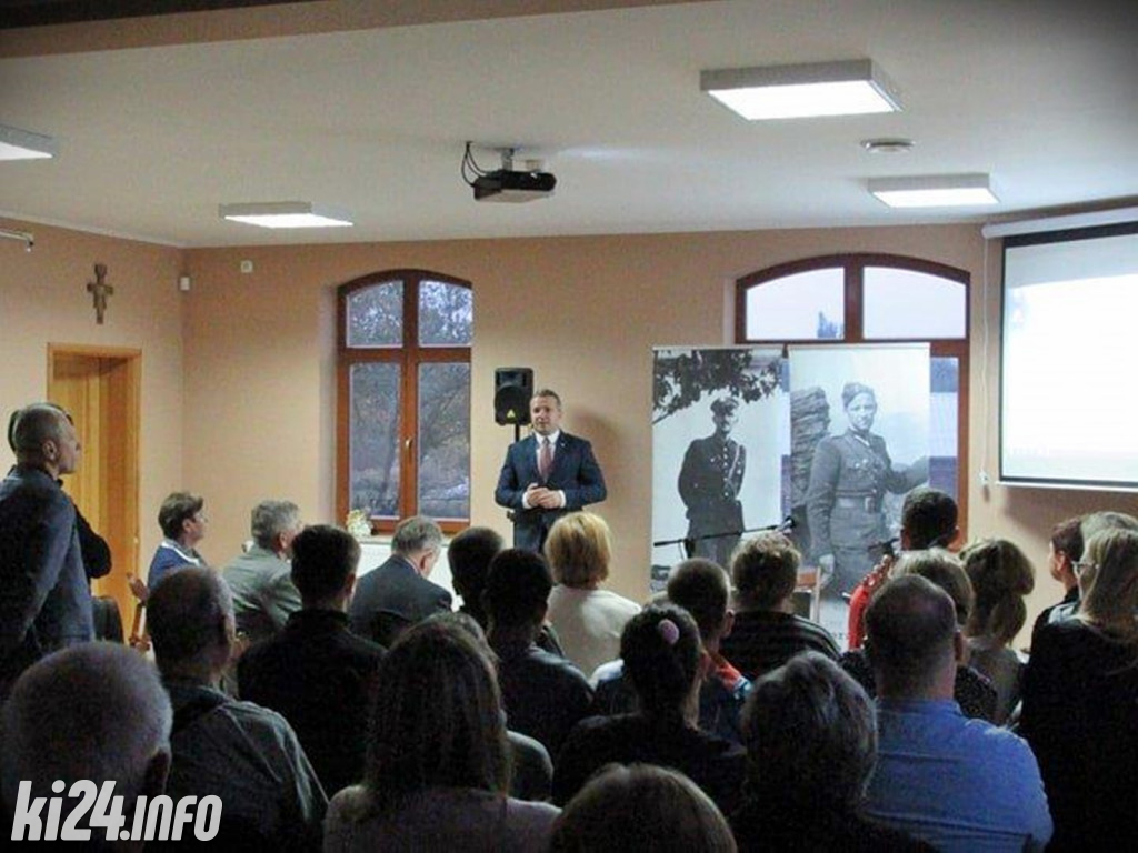 Patriotyczny wieczór na harcerskiej przystani