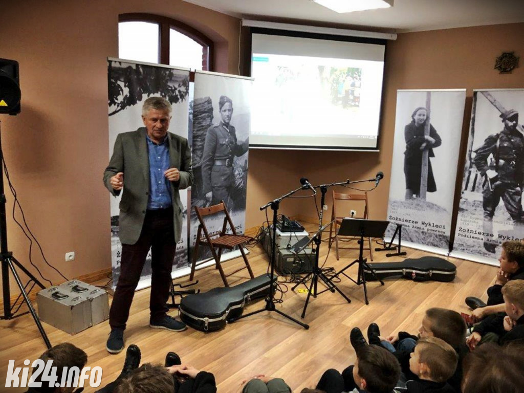 Patriotyczny wieczór na harcerskiej przystani