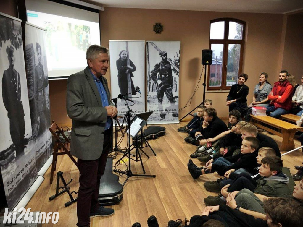 Patriotyczny wieczór na harcerskiej przystani
