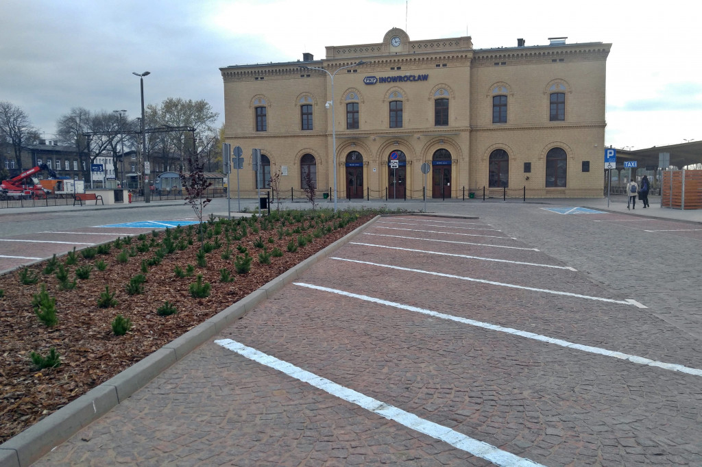 Plac przed dworcem PKP po remoncie