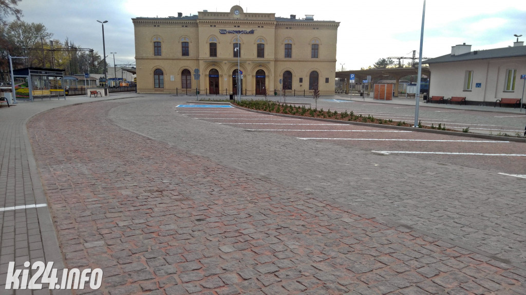 Plac przed dworcem PKP po remoncie