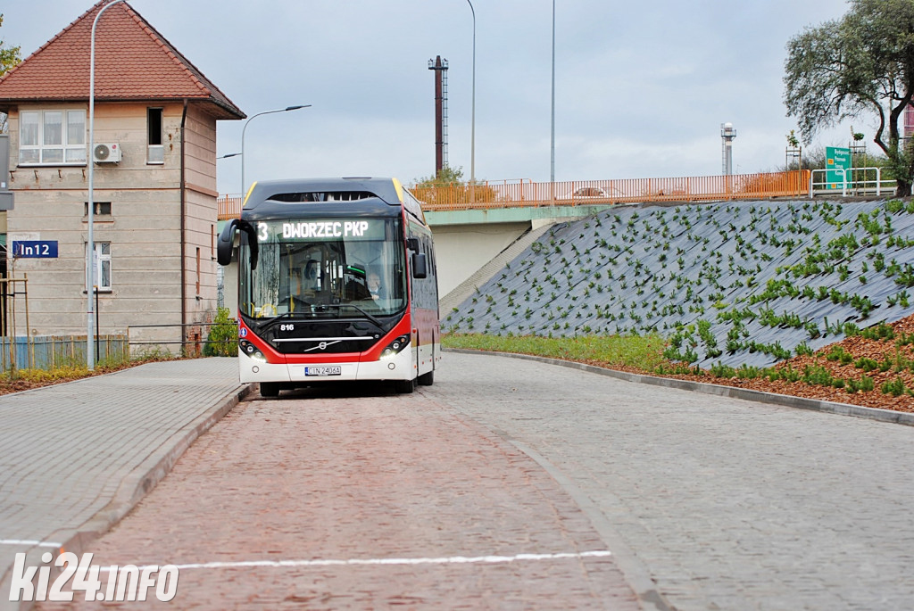 Plac przed dworcem PKP po remoncie