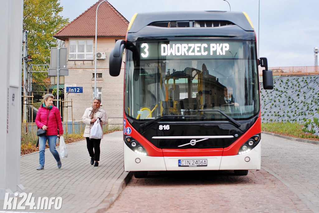 Plac przed dworcem PKP po remoncie