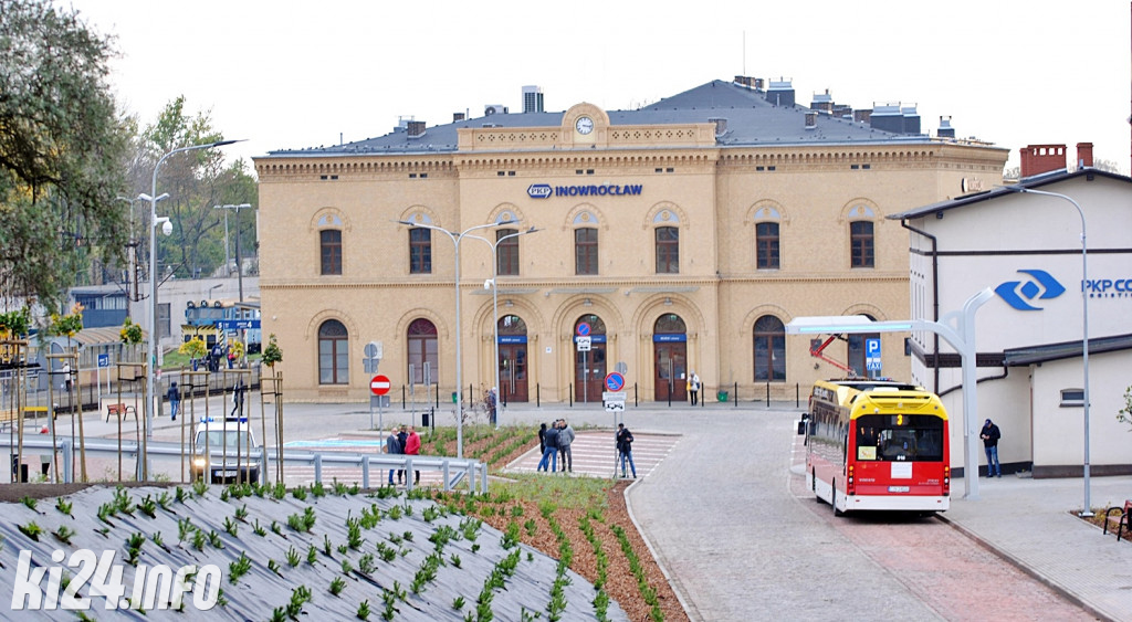 Plac przed dworcem PKP po remoncie
