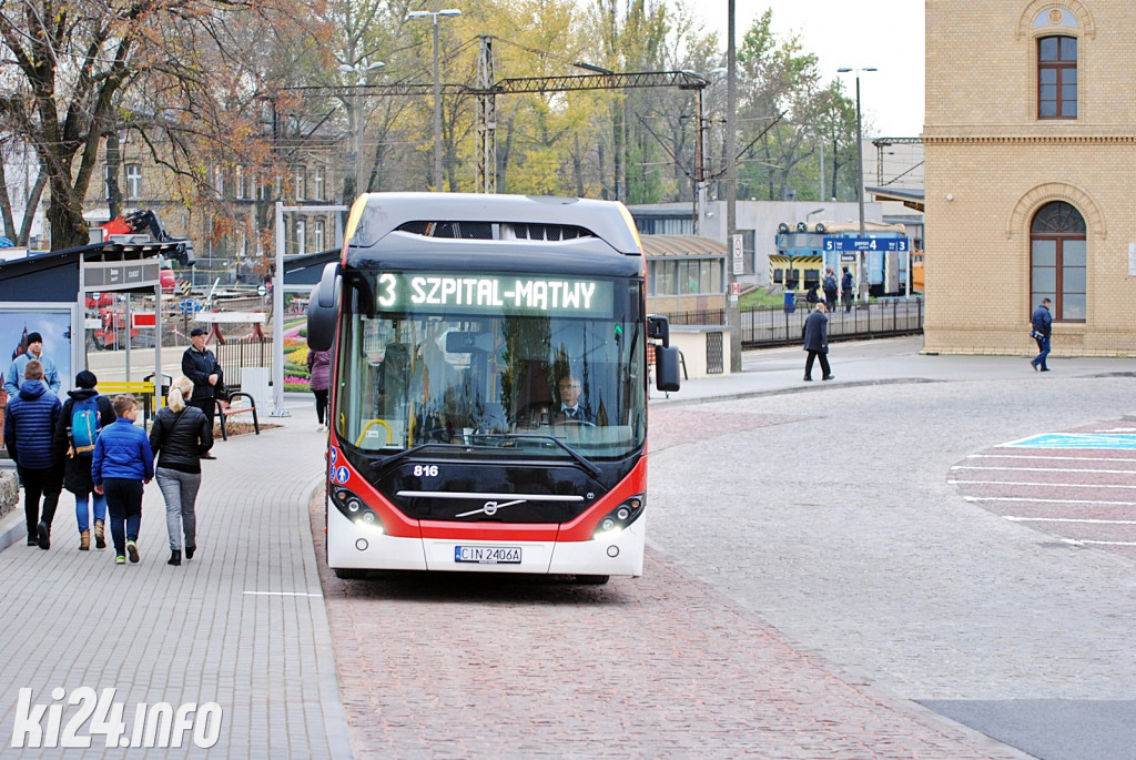 Plac przed dworcem PKP po remoncie