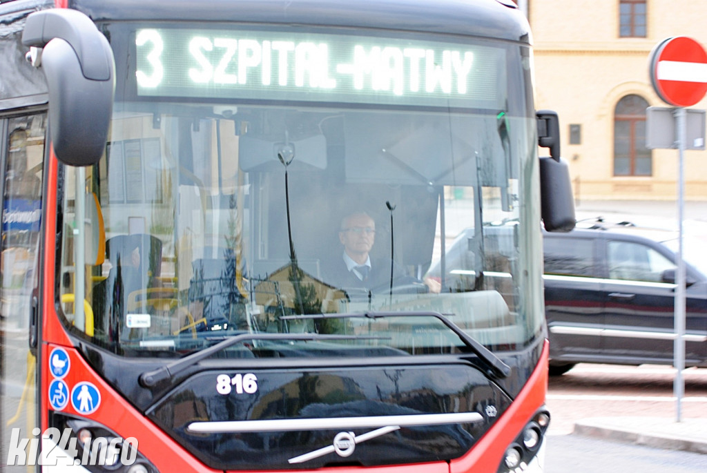 Plac przed dworcem PKP po remoncie