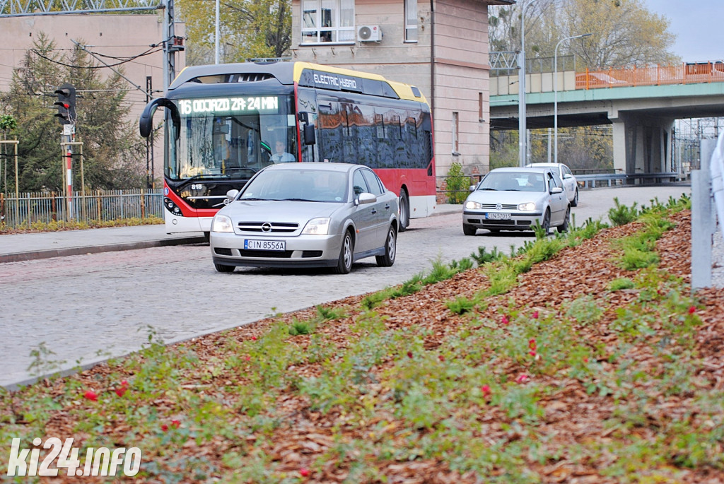 Plac przed dworcem PKP po remoncie