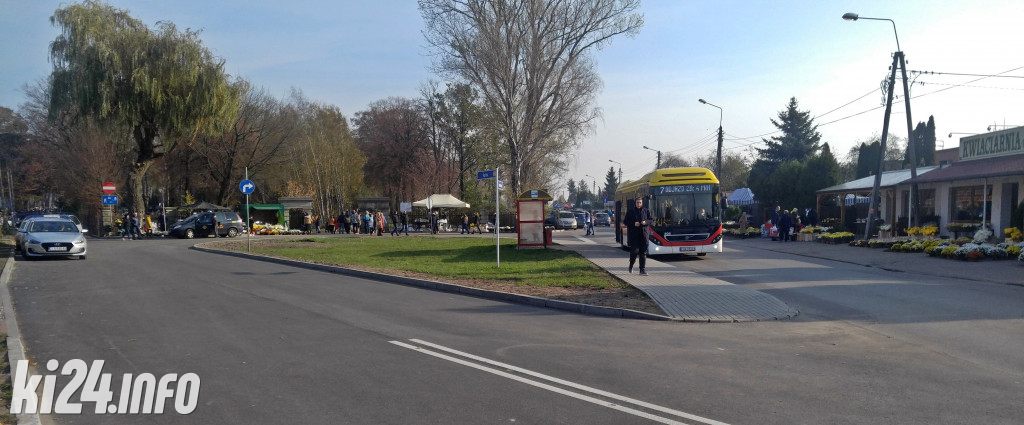 Wokół cmentarzy we Wszystkich Świętych