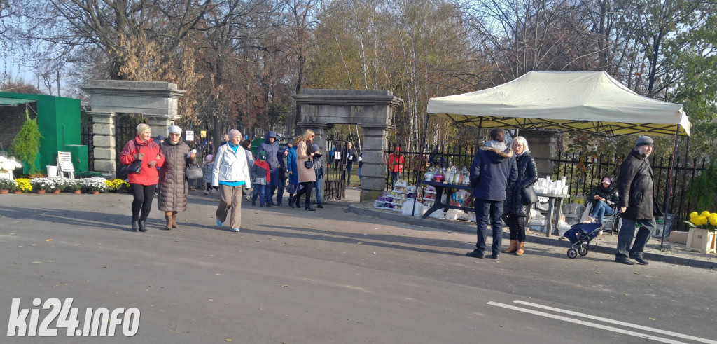 Wokół cmentarzy we Wszystkich Świętych