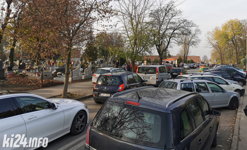 Wokół cmentarzy we Wszystkich Świętych