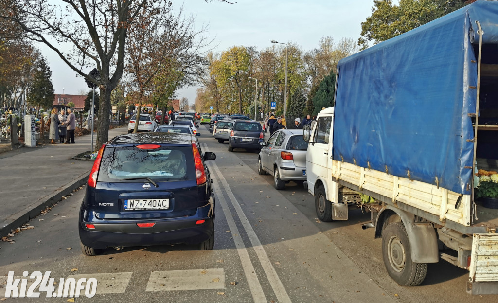 Wokół cmentarzy we Wszystkich Świętych