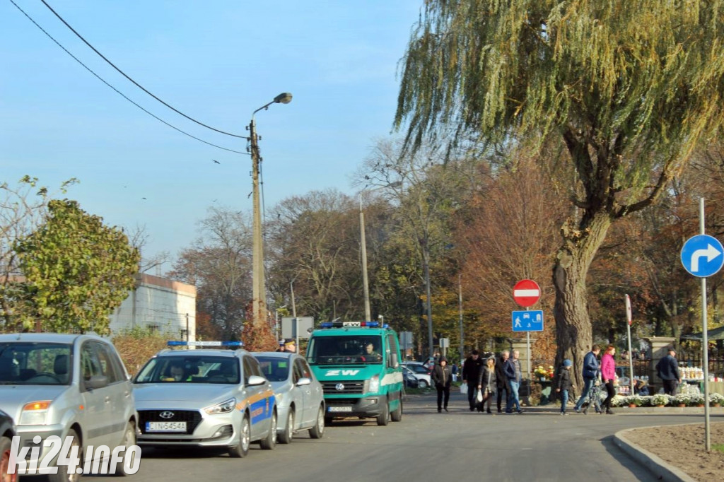 Wokół cmentarzy we Wszystkich Świętych