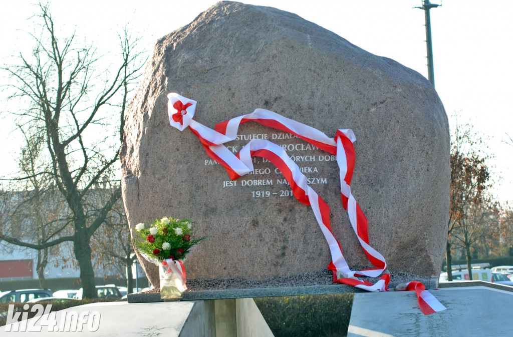 Odsłonięcie pomnika na 100-lecie PCK