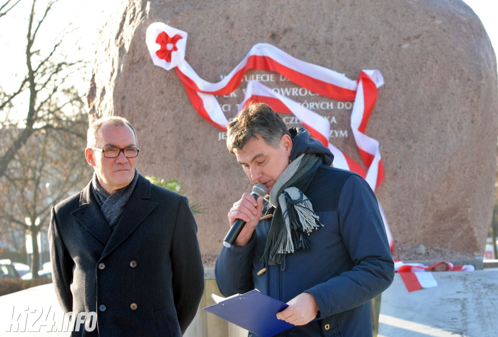 Odsłonięcie pomnika na 100-lecie PCK