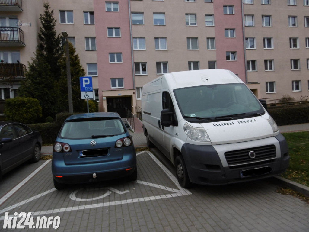 Listopadowi wirtuozi parkowania