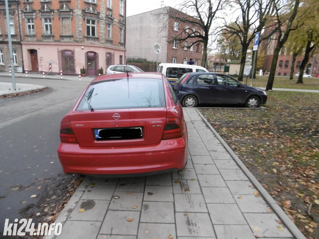 Listopadowi wirtuozi parkowania