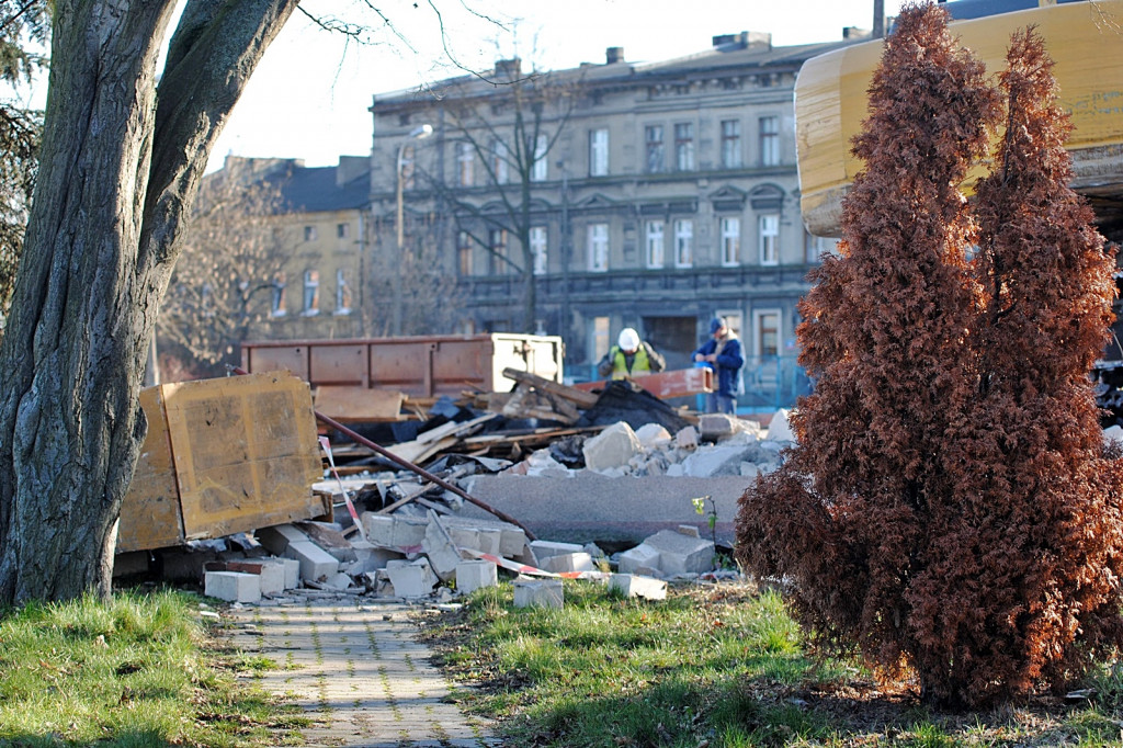 Dawny dworzec PKS w Inowrocławiu staje się historią