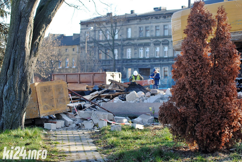 Dawny dworzec PKS w Inowrocławiu staje się historią