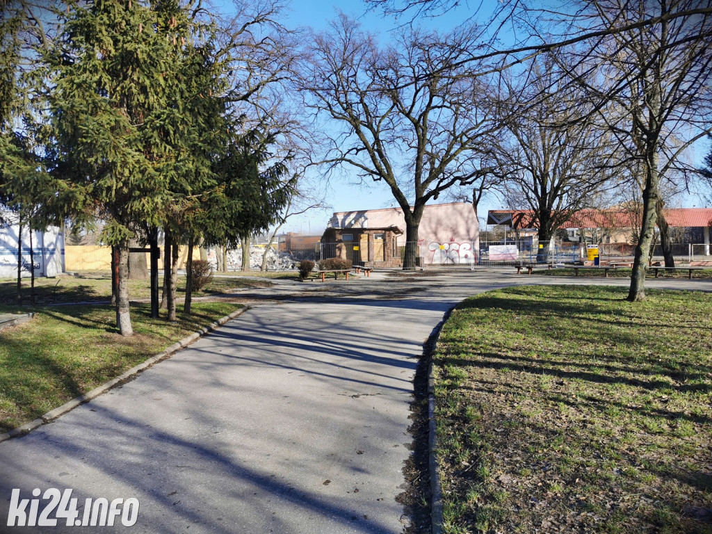 Dawny dworzec PKS w Inowrocławiu staje się historią