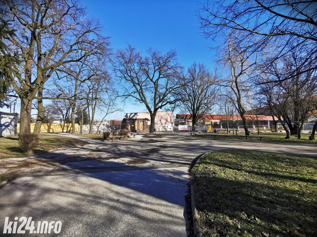 Dawny dworzec PKS w Inowrocławiu staje się historią