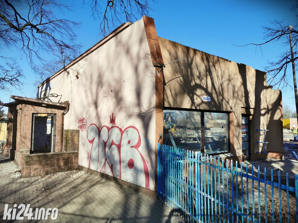 Dawny dworzec PKS w Inowrocławiu staje się historią