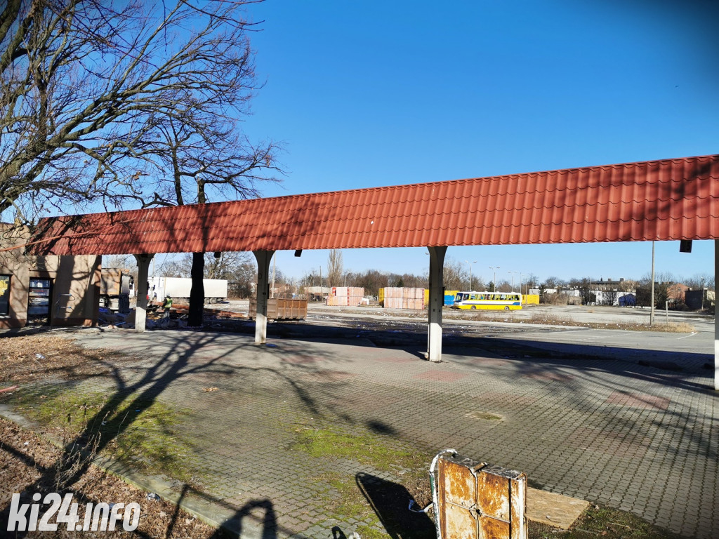 Dawny dworzec PKS w Inowrocławiu staje się historią