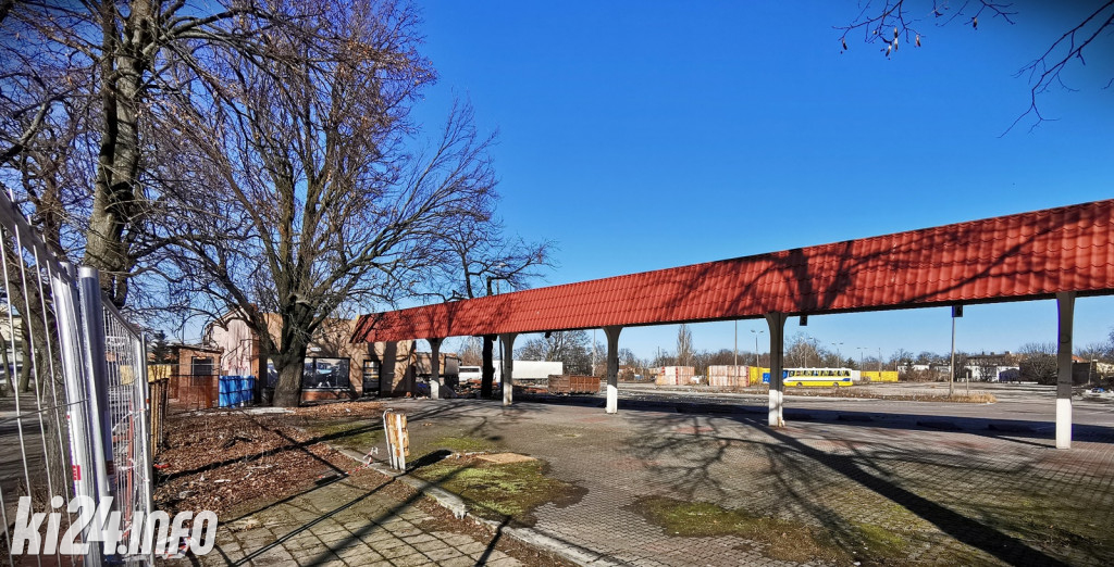 Dawny dworzec PKS w Inowrocławiu staje się historią