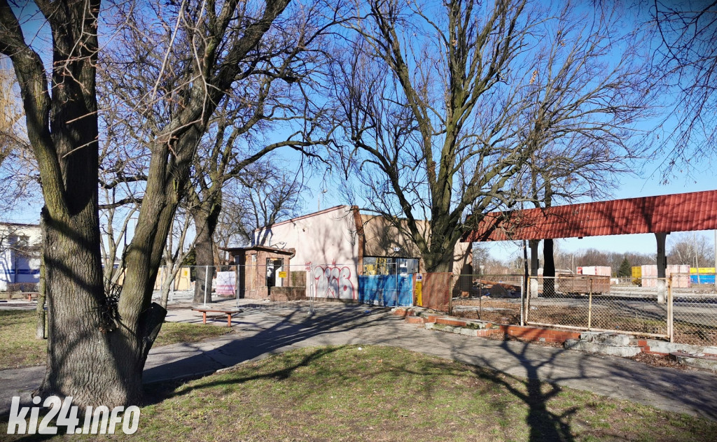 Dawny dworzec PKS w Inowrocławiu staje się historią