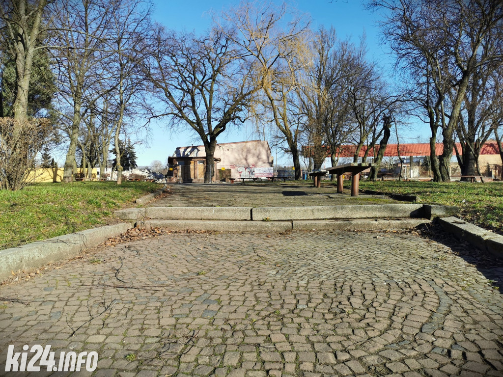 Dawny dworzec PKS w Inowrocławiu staje się historią