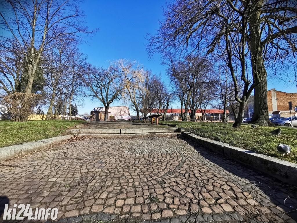 Dawny dworzec PKS w Inowrocławiu staje się historią