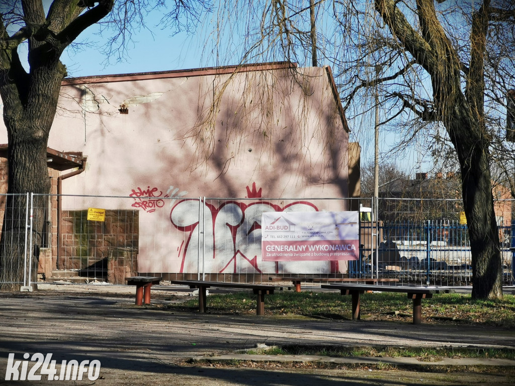 Dawny dworzec PKS w Inowrocławiu staje się historią